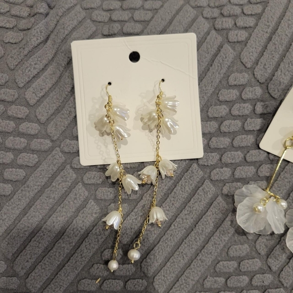 Delicate floral earrings - Picture 3 of 5